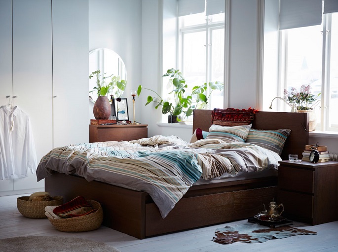 queen size bed in bedroom 