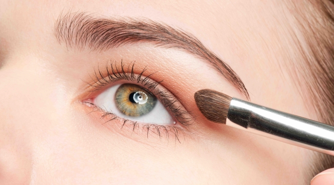 woman applying non toxic eye make up